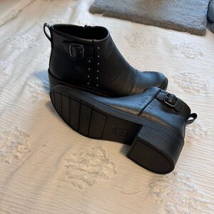 Waterproof and insulated comfortable sole winter boots.